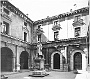 Monumento ad Alberto Cavalletto nel cortile pensile di Palazzo Moroni, prima del trasferimento nell'attuale via Cavalletto. A. Sanavio (Laura Calore)